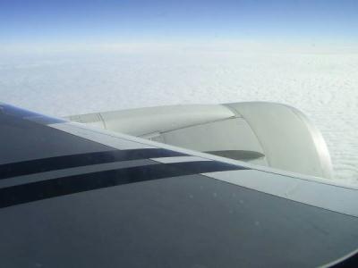 Was man sehen kann, wenn man über dem Atlantik (und den Wolken) vom Platz 18A einer Boing 767 aus aus dem Fenster guckt.